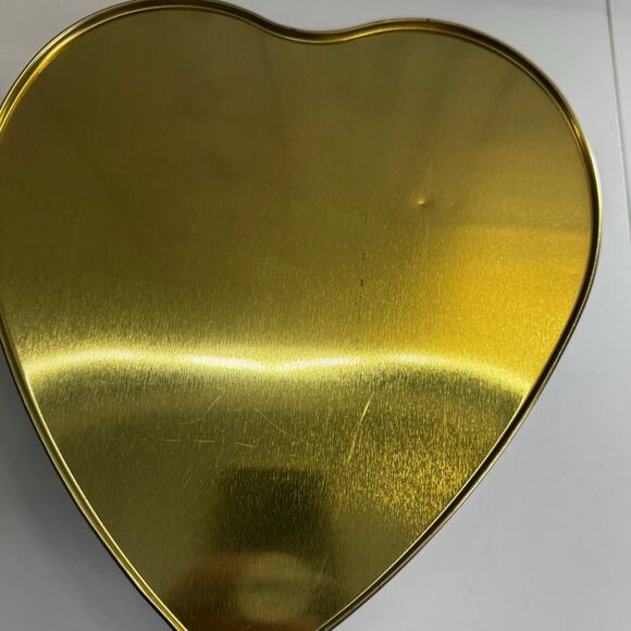 Vintage Crabtree & Evelyn Large Heart Shaped Tin - English Country Picnic Scene - Picture 3 of 6